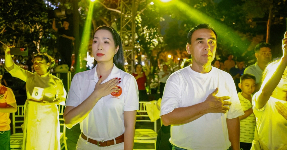 Bức hình xúc động của MC Quyền Linh và người yêu cũ