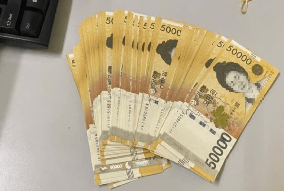 Phát hiện 100 tờ tiền mệnh giá 50.000 won trị giá gần 100 triệu đồng nằm chơ vơ trên xe đẩy hành lý, Cảng Hàng không quốc tế Nội Bài lập tức xác minh