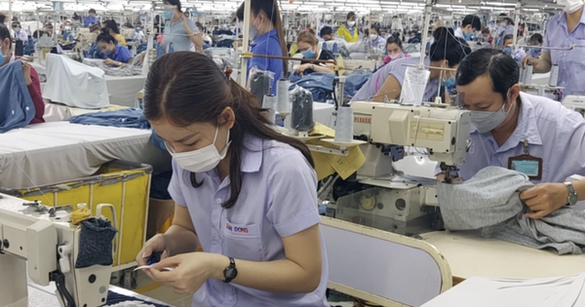 NÓNG: Công đoàn đề xuất 2 phương án tăng lương tối thiểu vùng từ ngày 1-1-2027