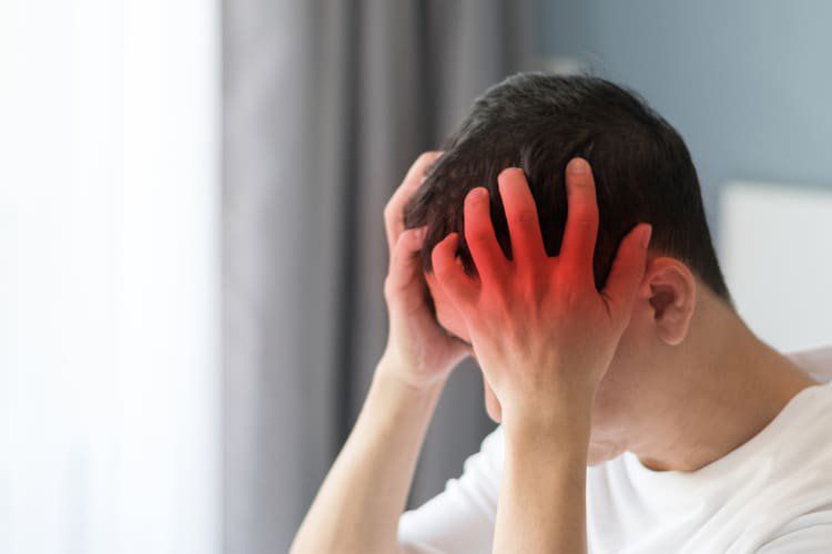 Người đàn ông Hà Nội bàng hoàng phát hiện 2 ổ xuất huyết não từ 1 dấu hiệu tưởng do nắng nóng