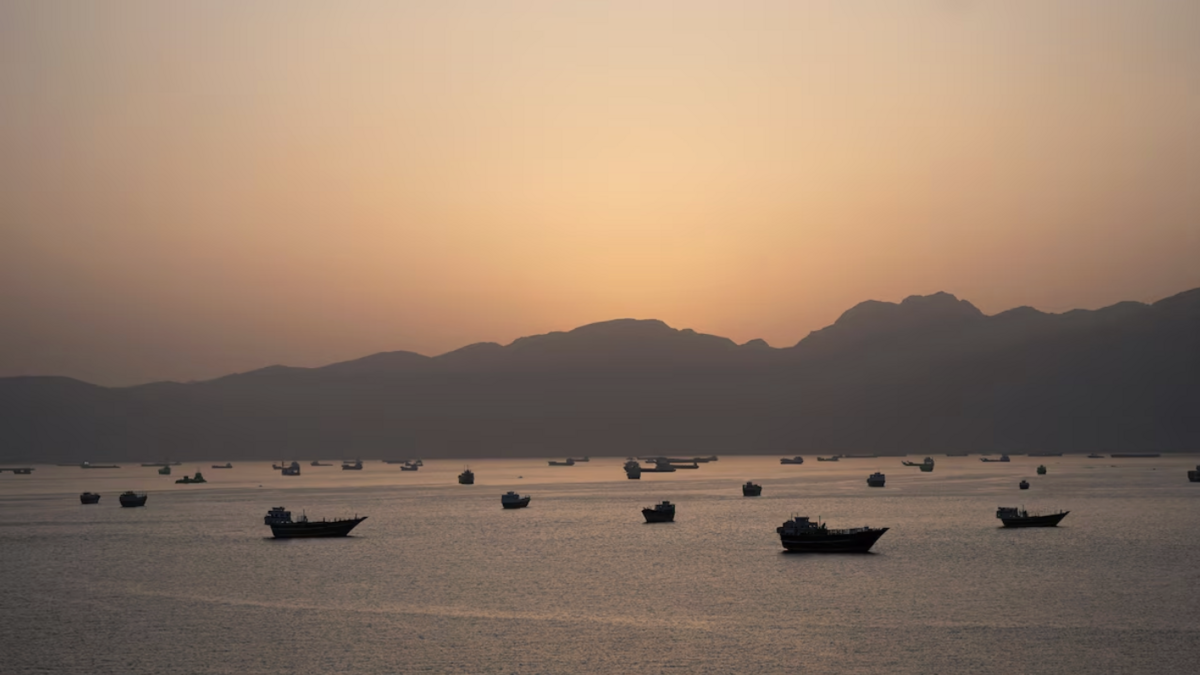 Mở chiến dịch sơ tán 11.000 thủy thủ mắc kẹt tại eo biển Hormuz