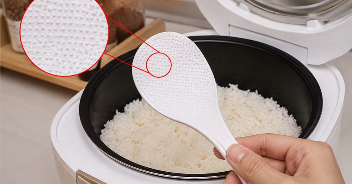 Vì sao muôi xới cơm luôn có nhiều hạt li ti nổi trên mặt?
