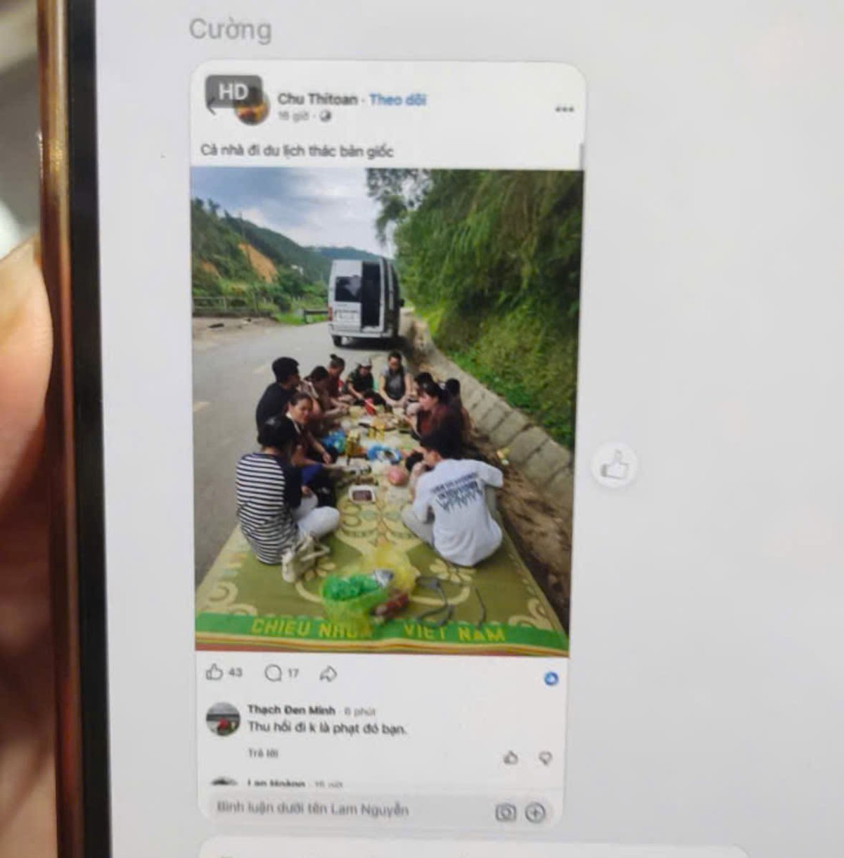 Du khách trải chiếu ngồi ăn uống dưới lòng đường ở thác Bản Giốc, rồi đăng facebook khoe: Đã bị xử lý