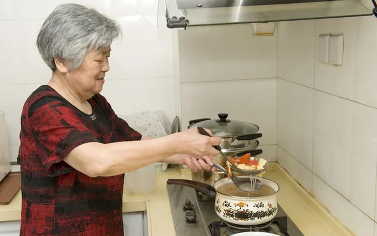 Người phụ nữ 60 tuổi nấu ăn dùng mỡ lợn mỗi ngày suốt 3 năm, khám sức khỏe xong bác sĩ bất ngờ hỏi: "Chị đã làm gì?"