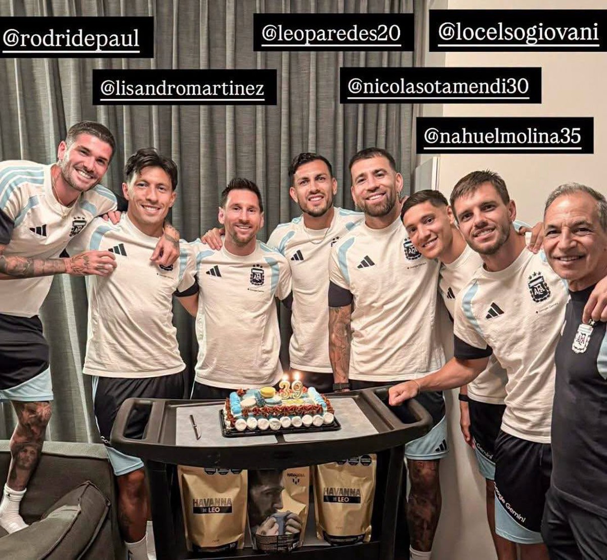 Messi bất ngờ bị "đánh úp"