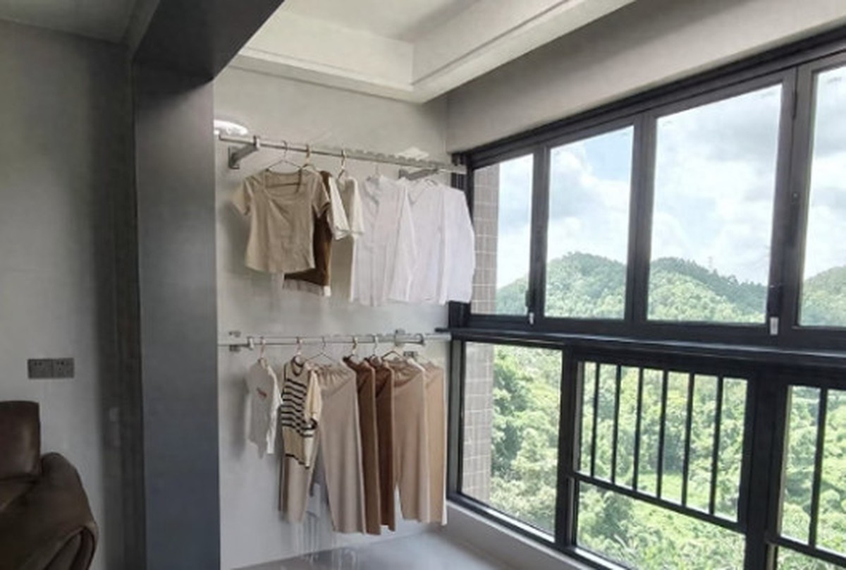 Nhìn nhà hàng xóm tôi mới phát hiện: Ban công đẹp lên chỉ vì bỏ một thứ quen thuộc