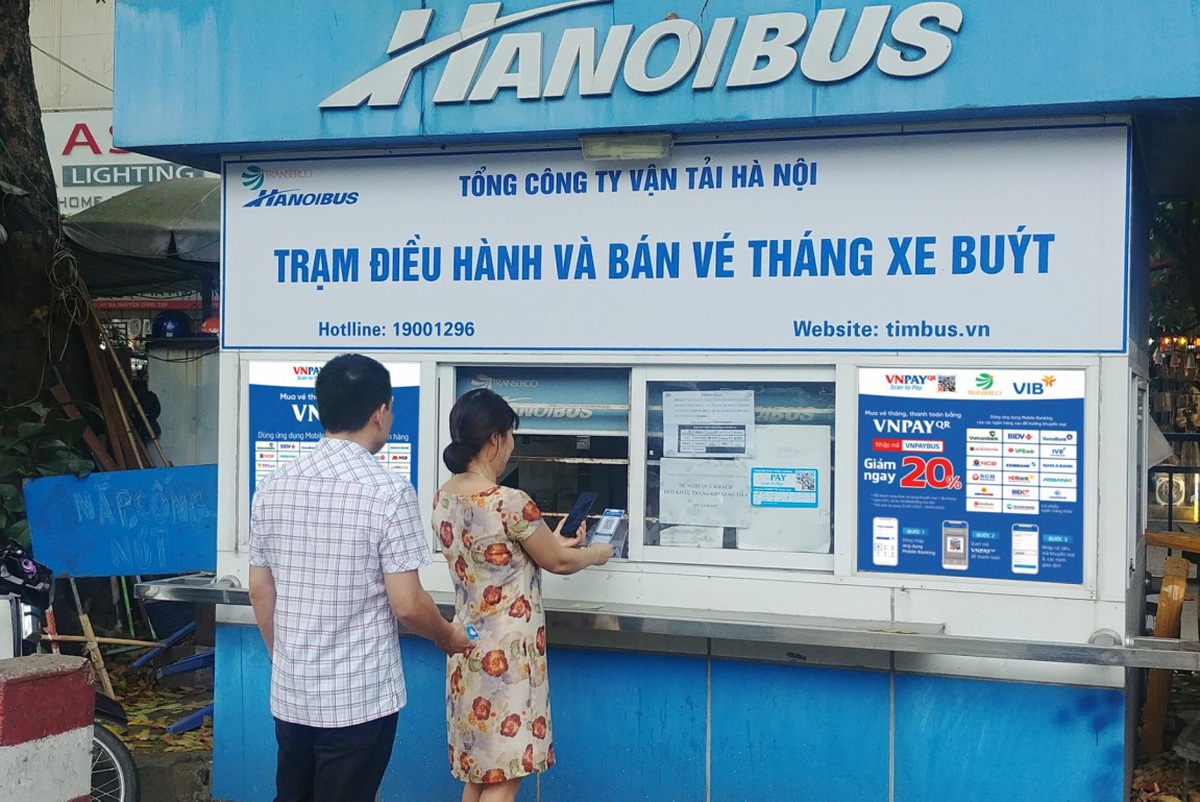 Ngừng sử dụng vé tháng giấy xe buýt từ tháng 7, những ai cần đổi thẻ?