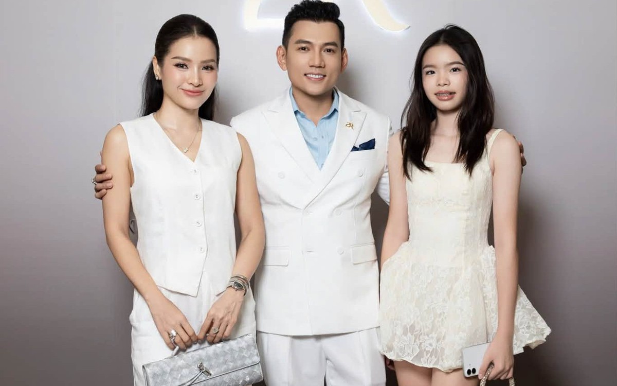 Nhan sắc của con gái cặp sao Việt "88 lượng vàng" gây chú ý trong ngày gia đình mở tiệm kim cương