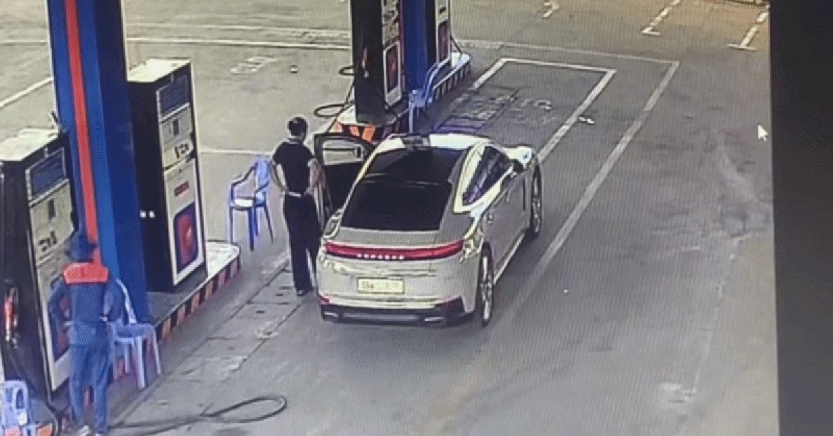 Người phụ nữ lái Porsche đi đổ xăng, mời nam nhân viên vào xe ngồi luôn: Bất ngờ lý do