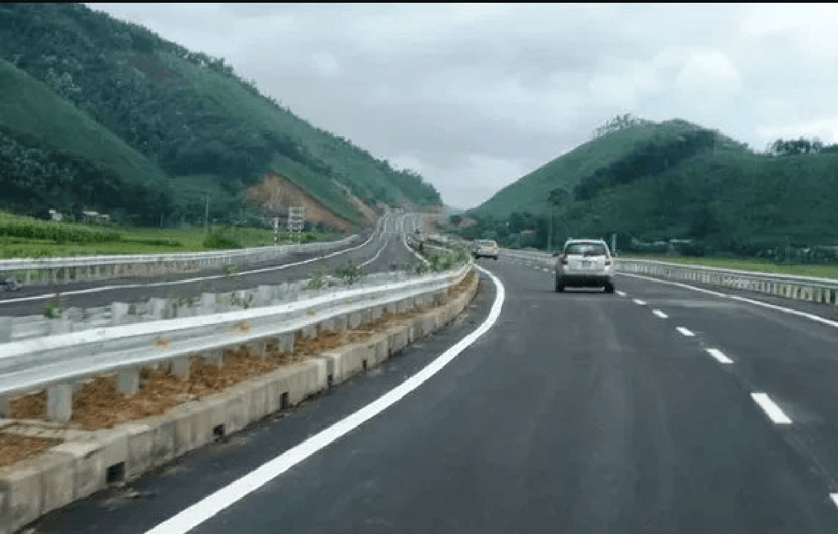 Phát hiện 1 chiếc xe làm từ “đồ chơi” chạy trên đường với tốc độ lên tới 111 km/h