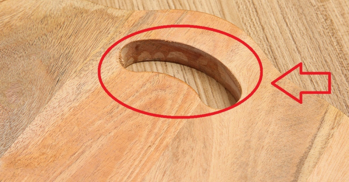 Vì sao thớt thường có 1 lỗ khuyết?