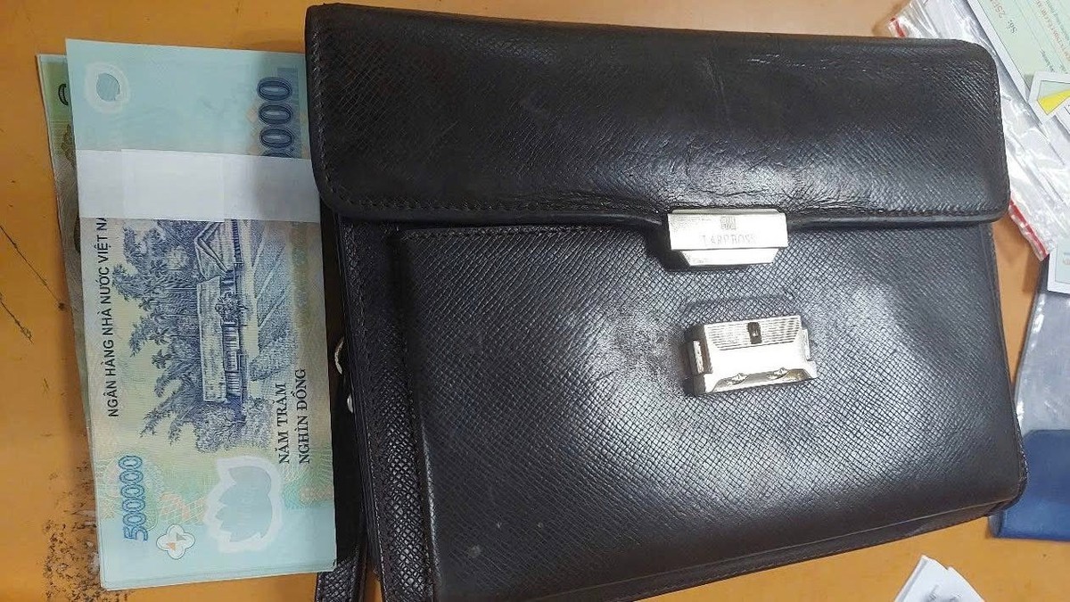 Phát hiện cọc tiền 500.000 đồng và 1 thẻ BHYT nằm chơ vơ tại nhà ga, Cảng Hàng không quốc tế Nội Bài lập tức xác minh