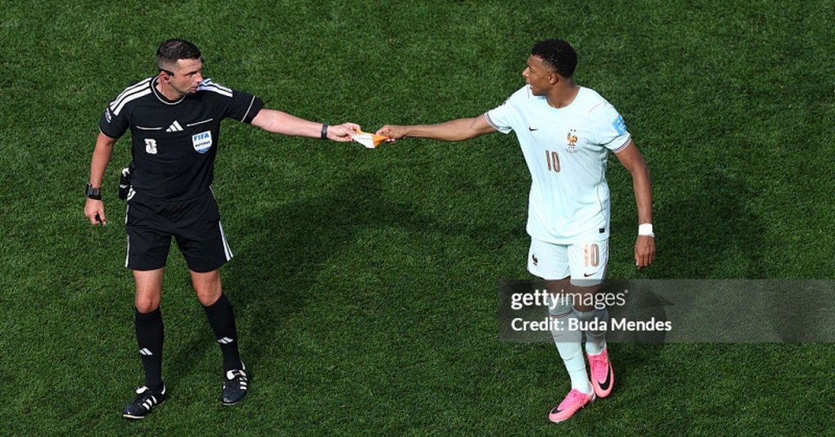 Rời sân vẫn "chỉ tay năm ngón": Mbappe gây sốt vì điều khiển luôn cả trọng tài trong trận Pháp thắng 4-1 Na Uy
