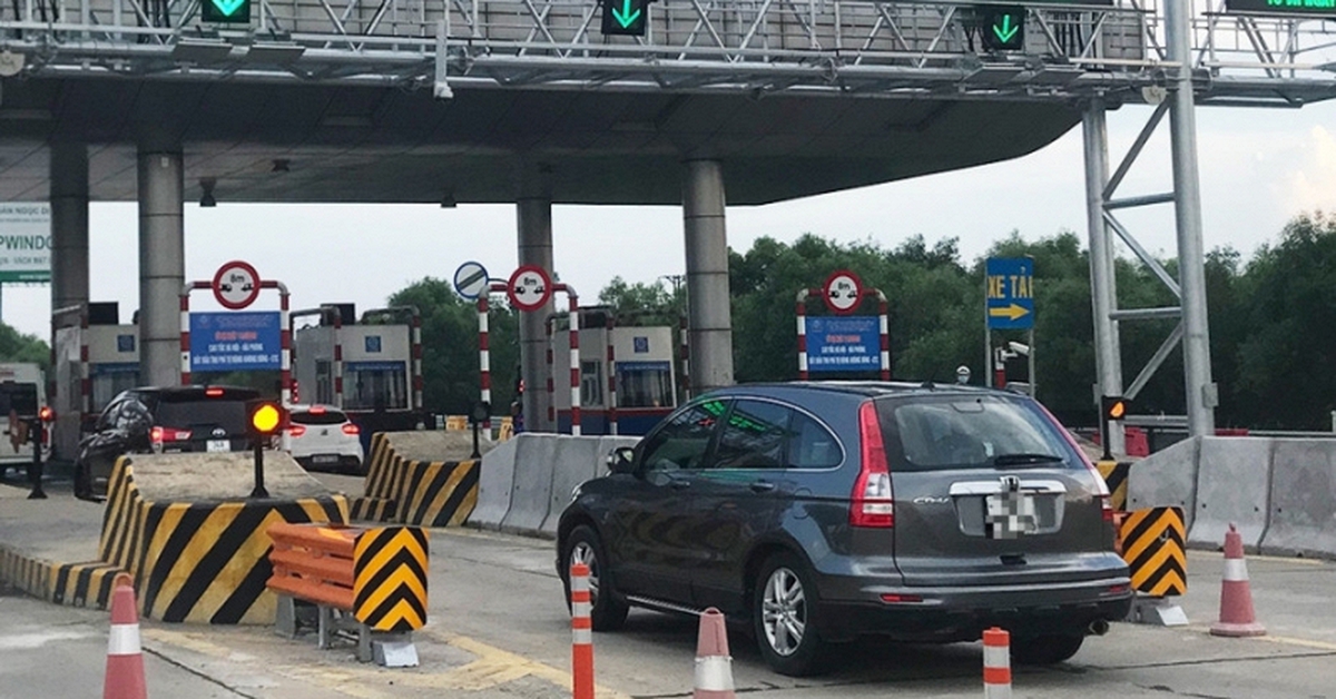 Lùi xe tại trạm thu phí trên cao tốc để xử lý sự cố có bị phạt nguội không? Bộ Công an trả lời chi tiết