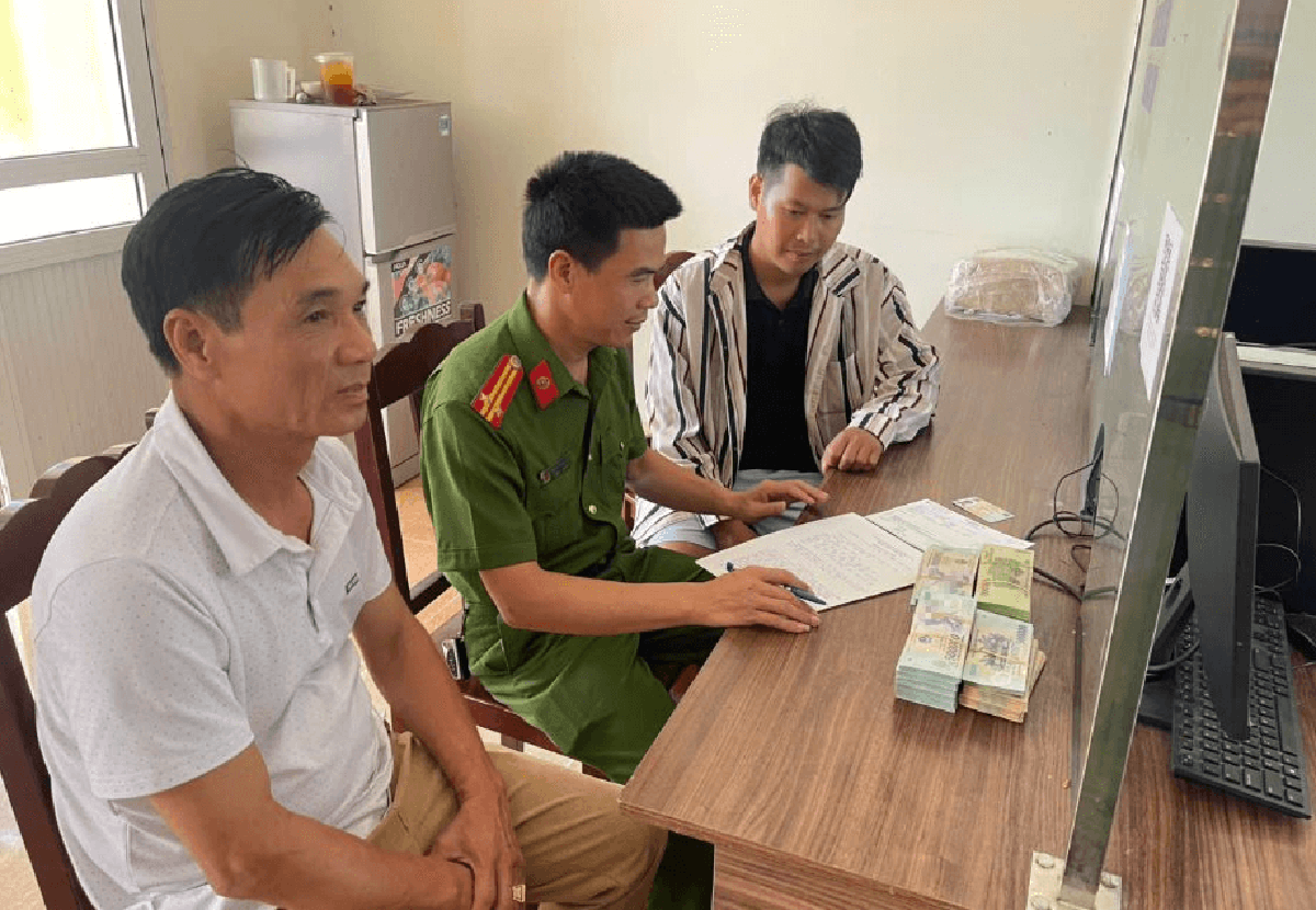 Công an điều tra số tiền 500 triệu đồng chuyển tới tài khoản của Trần Quang Tuyến SN 1995, một người đàn ông SN 1961 có liên quan