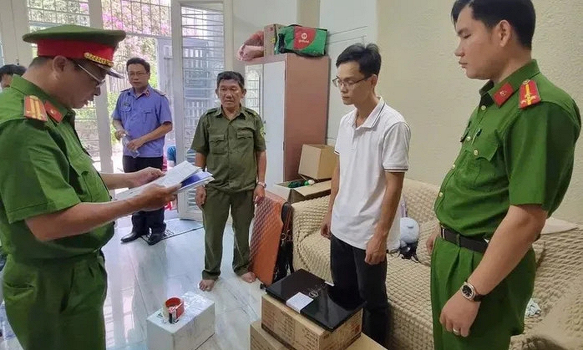 Công an ập vào khám xét nơi ở, nơi làm việc, bắt tạm giam quản lý Trần Minh Duy SN 1990