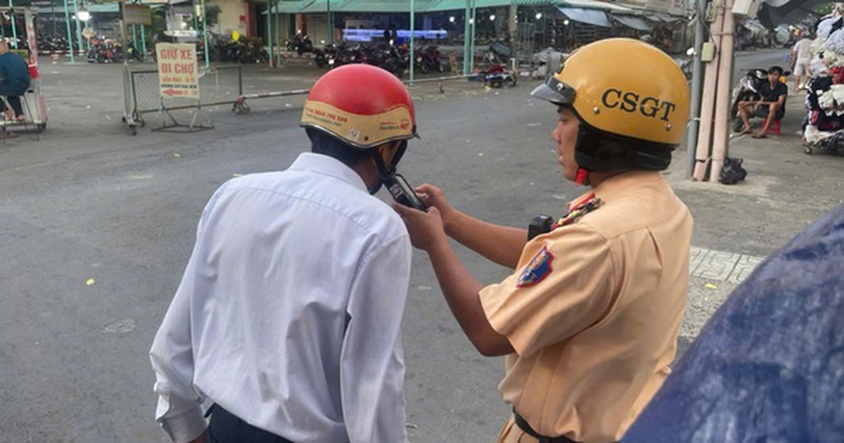 CSGT TPHCM tập trung đo nồng độ cồn ở nơi nhiều nhà hàng, quán ăn,...