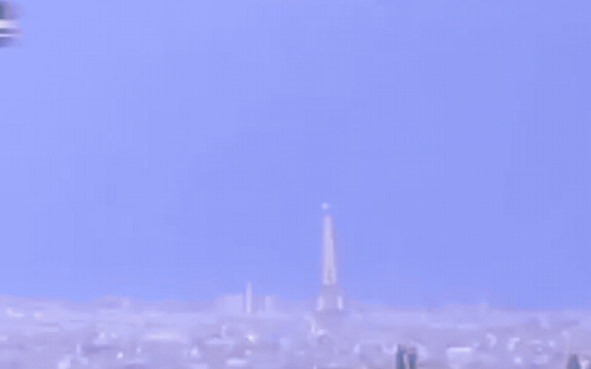 Tháp Eiffel bị sét đánh
