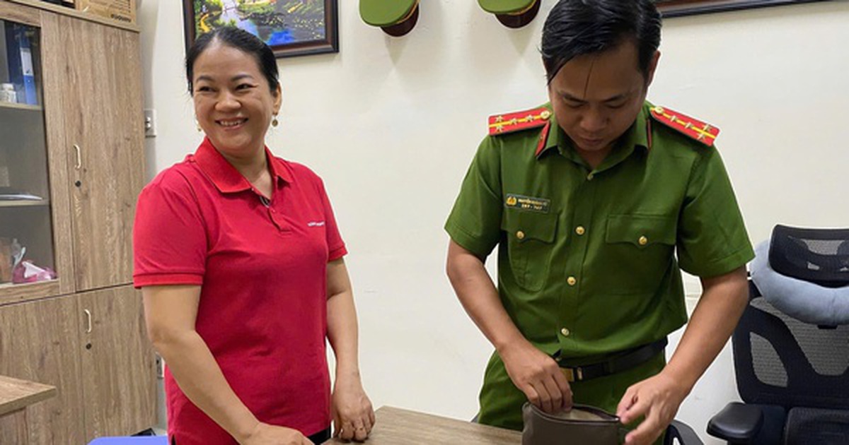Bị rơi nhiều nhẫn vàng và bông tai, khổ chủ hốt hoảng đến báo công an