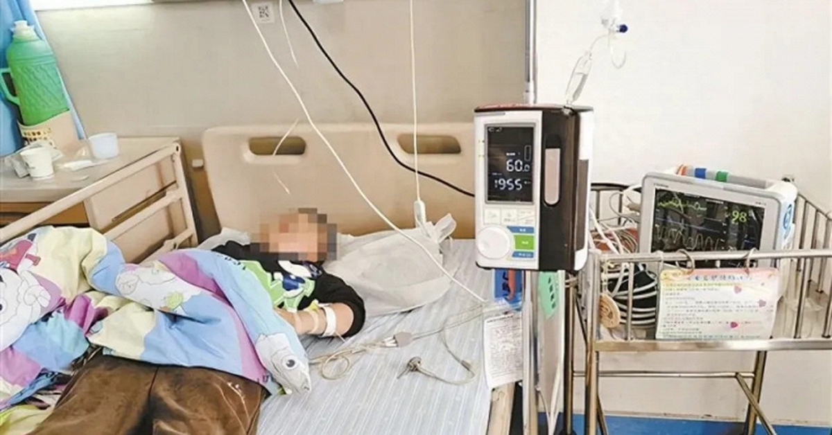 Cậu bé 13 tuổi suy hô hấp nguy kịch vì ăn 2 miếng bánh và uống 1 cốc nước, người mẹ: Tôi đã sai ở đâu?