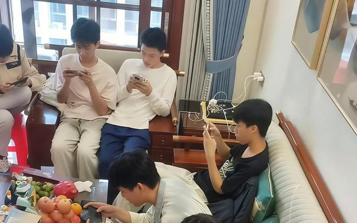 Sự thật về bức ảnh "cả đám thiếu niên dán mắt vào điện thoại" khiến cư dân mạng khen không ngớt: Có những người dạy con hay thật!