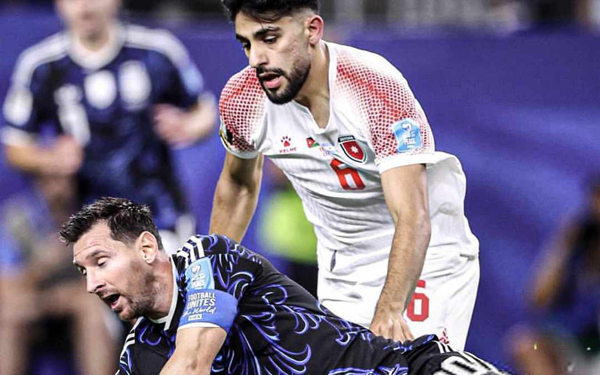 Cầu thủ Iran bị loại ở World Cup nhưng vẫn "lãi to" nhờ bộ ảnh check-in cùng Messi