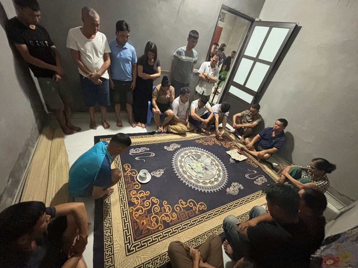 Công an kiểm tra nhà Diệp Thị Sáu 43 tuổi, tạm giữ 21 đối tượng