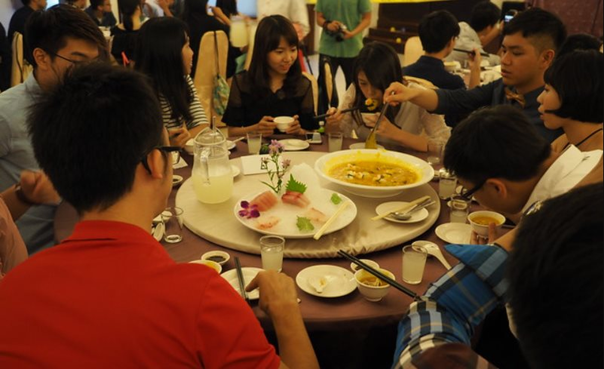 Nam sinh thi đỗ ĐH top đầu, bố mời cả họ tới mở tiệc linh đình nhưng 1 vị khách vừa tới đã nói thẳng: “Con anh nên thi lại ngay”