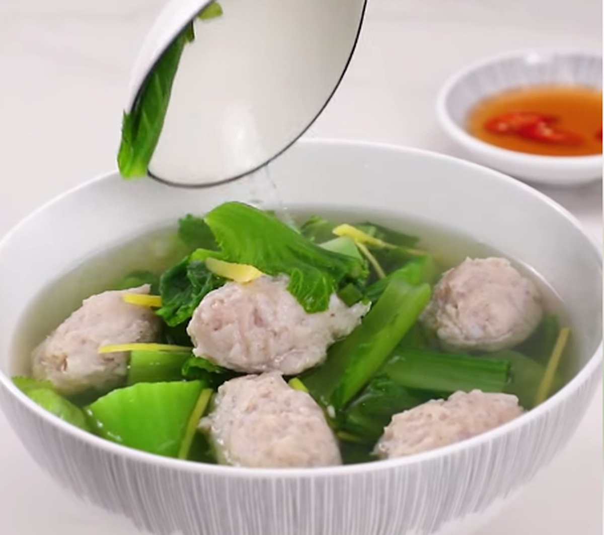 Thứ rau đắng ngắt tưởng khó nuốt đem quết với loại cá dẻo quánh này, nước canh ngọt lịm, tỉnh người sau 5 phút đi nắng