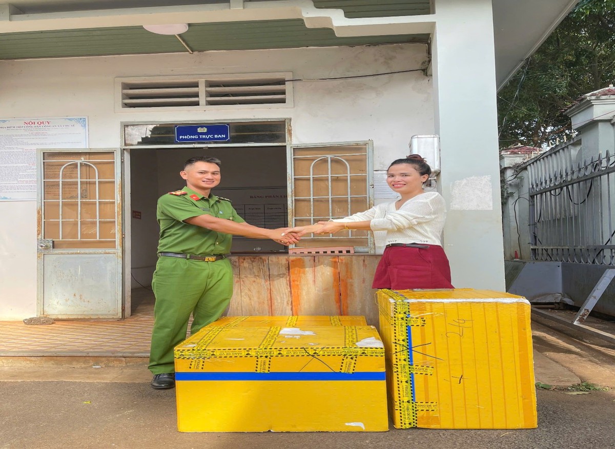 Nhặt được 3 thùng xốp khả nghi, người đàn ông ở Gia Lai lập tức báo công an: Bất ngờ với thứ bên trong thùng