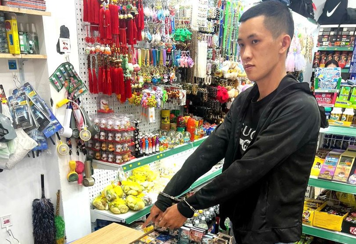 Bắt giữ cựu nhân viên siêu thị mini Trần Đức Huy, 26 tuổi