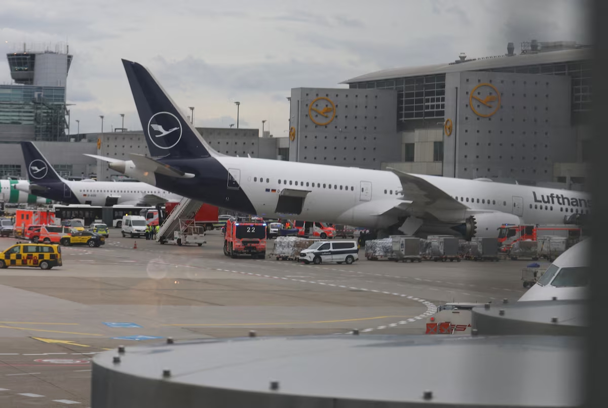 Máy bay Boeing 787 của Lufthansa sập càng đáp tại sân bay, nhiều người bị thương