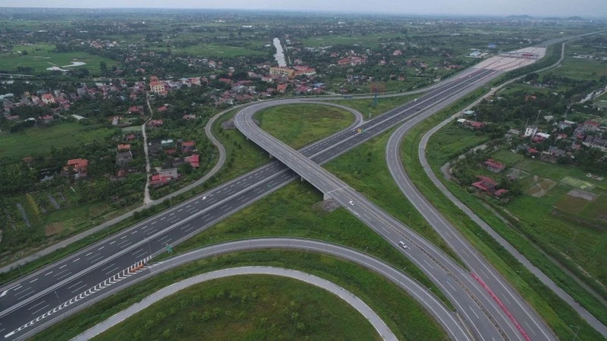 Đề xuất "lên đời" nhiều tuyến đường huyết mạch