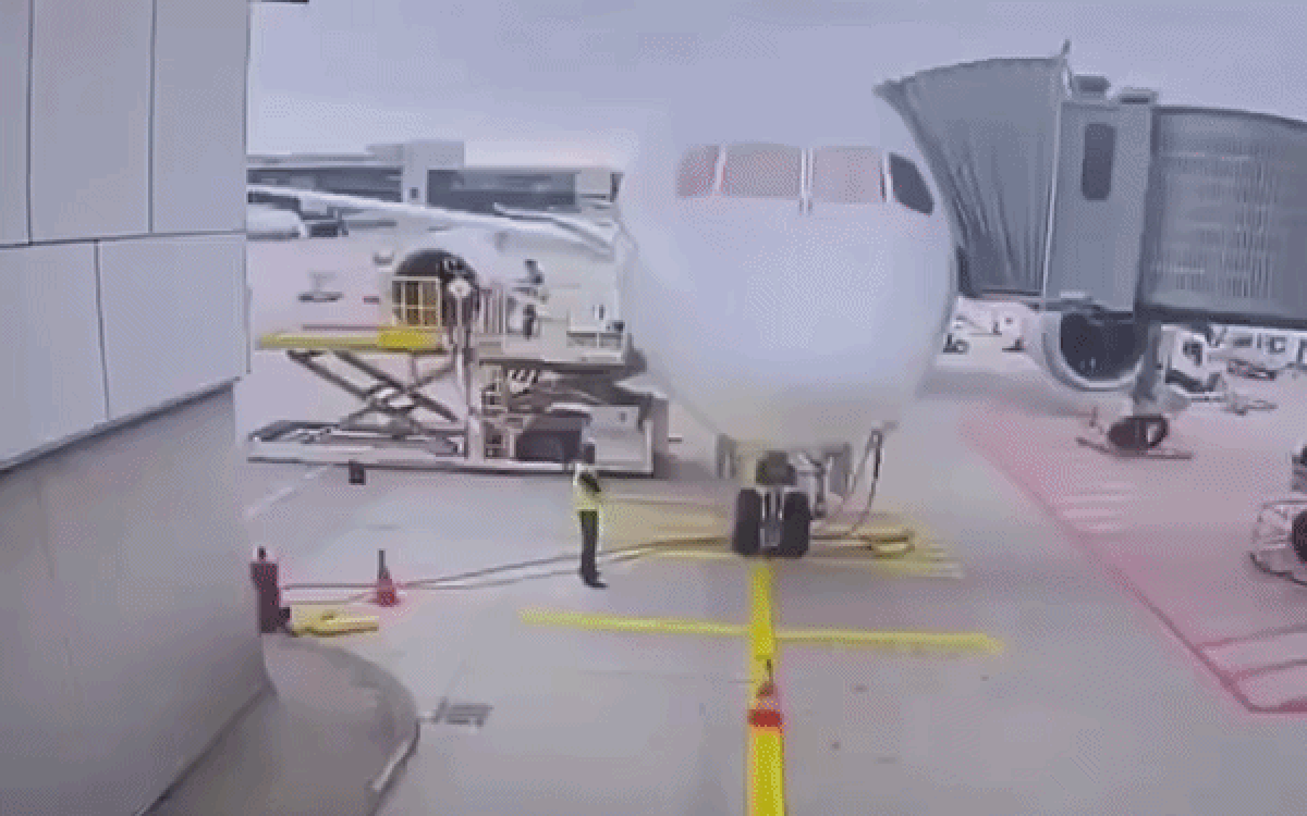 Boeing 787 “khuỵu chân”, mũi suýt cắm xuống đất, nhân viên mặt đất thoát tai vạ trong gang tấc