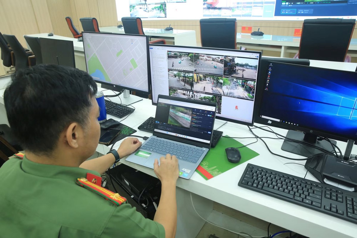 Công an Hà Nội thử nghiệm thiết bị mới để phát hiện vi phạm giao thông, lấn chiếm vỉa hè, đổ rác trái phép