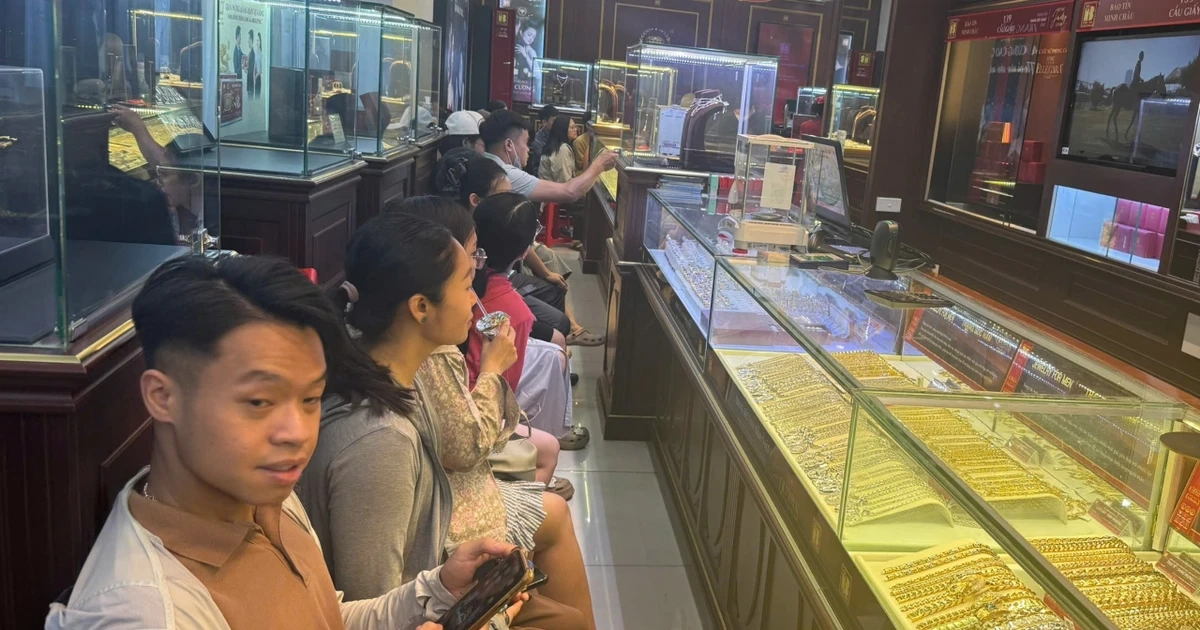 Lỗ ngay 4 triệu đồng/lượng, vì sao nhiều người vẫn xếp hàng mua vàng?