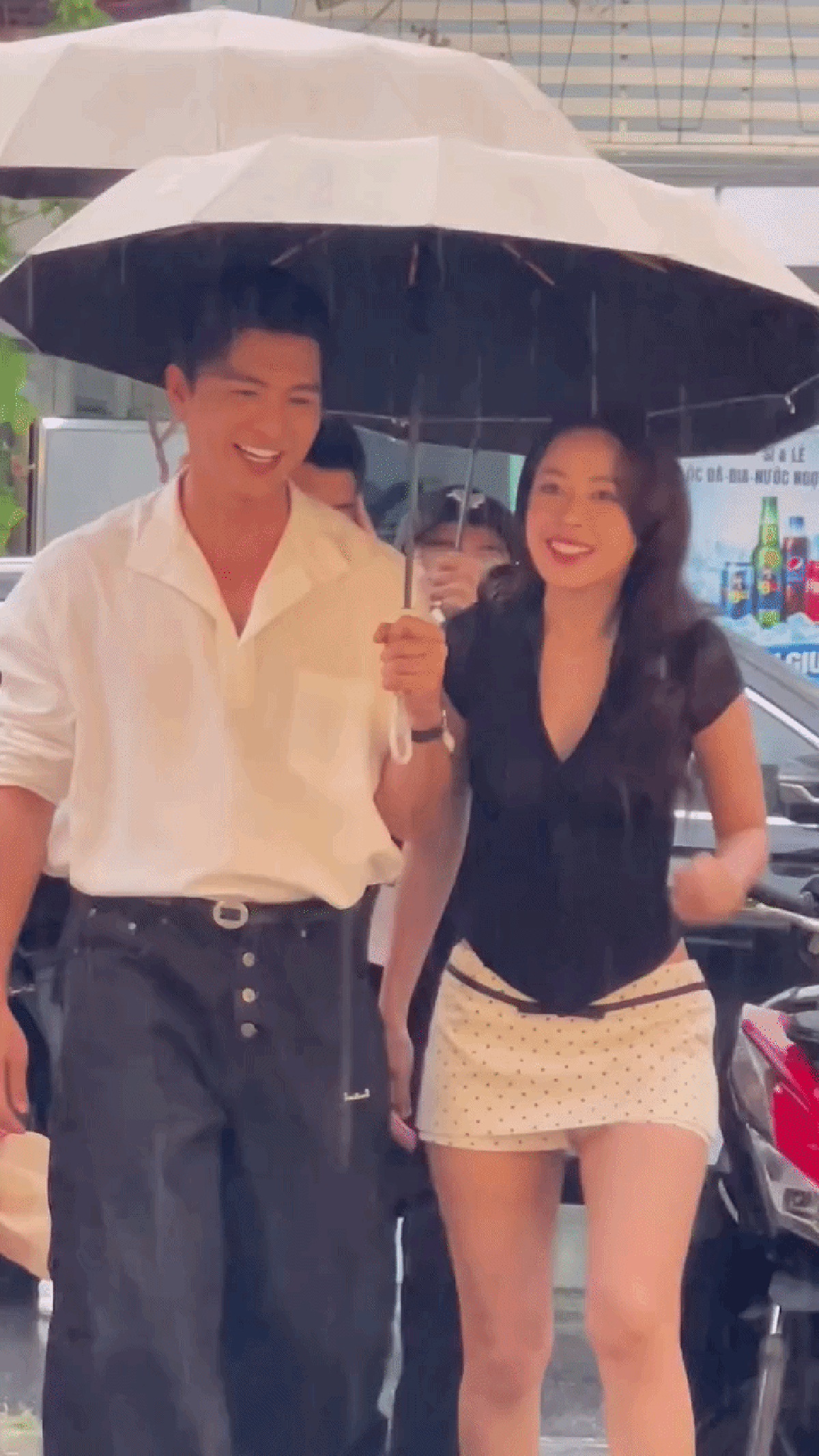 Chi Pu và mỹ nam 6 múi che chung chiếc ô, mưa ướt điện thoại cũng không che được hào quang này