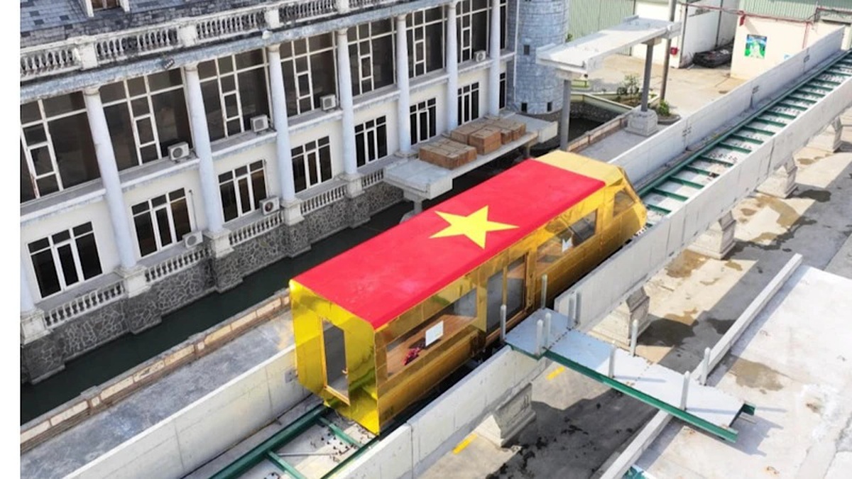 Việt Nam vừa có đoàn tàu dát vàng được chạy thử dưới lòng đất, thiết kế chở được 80 khách