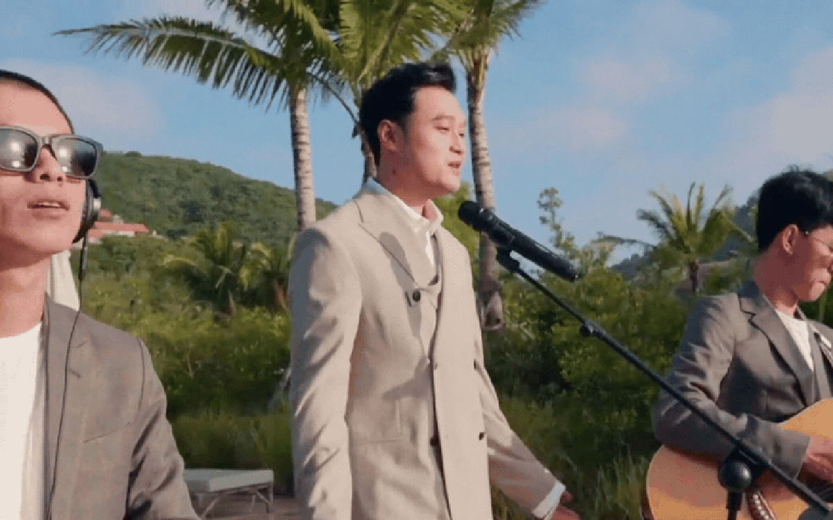 Việt Nam có ca sĩ được gọi là hoàng tử nổi tiếng cả nước, bỏ showbiz làm YouTube 13 năm mới trở lại