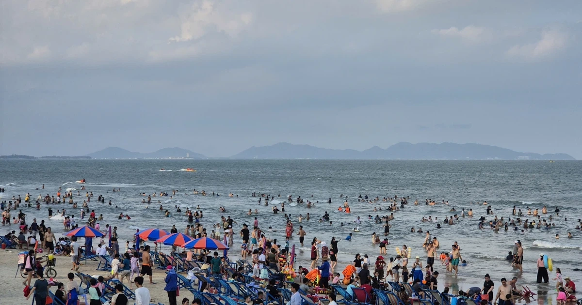 Biển Vũng Tàu "ken đặc" du khách