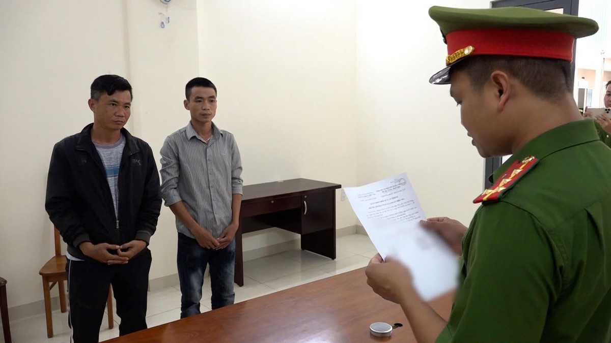 Tống đạt quyết định khởi tố chủ hộ kinh doanh phân bón Nguyễn Trung Hiếu SN 1987
