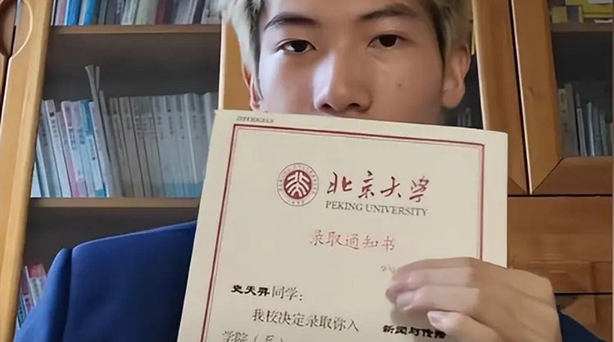 Chàng trai tóc vàng gây sốt vì đỗ Đại học Bắc Kinh dù "chỉ ôn 1 ngày", bị mỉa mai "ra trường đi giao đồ ăn"