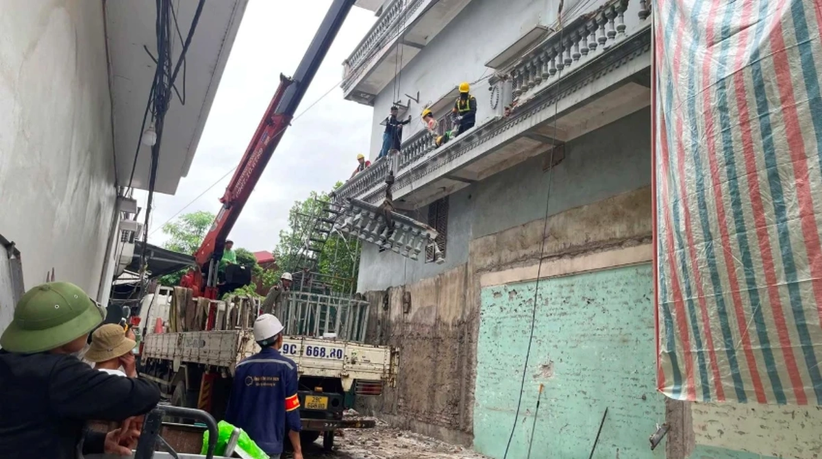 Vụ xịt nước vào thợ xây ở Hà Nội: Tháo dỡ phần ban công lấn chiếm