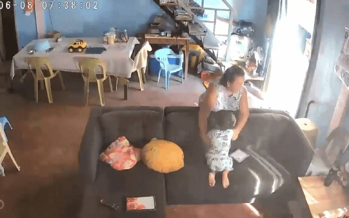 Quá cảm động: Người bà bất chấp tất cả, ôm chặt bảo vệ cháu nhỏ trong trận động đất 7,8 độ
