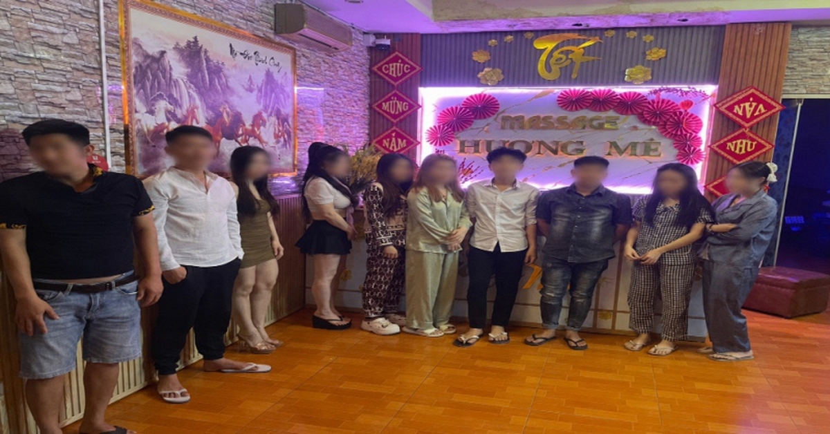 Công an tiến hành làm việc với chủ cơ sở massage Lê Nguyễn Minh Nhựt và 5 nhân viên