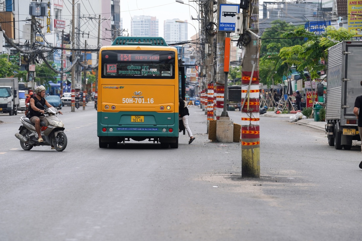Cận cảnh loạt cột điện án ngữ giữa dự án nghìn tỷ ở cửa ngõ TP.HCM