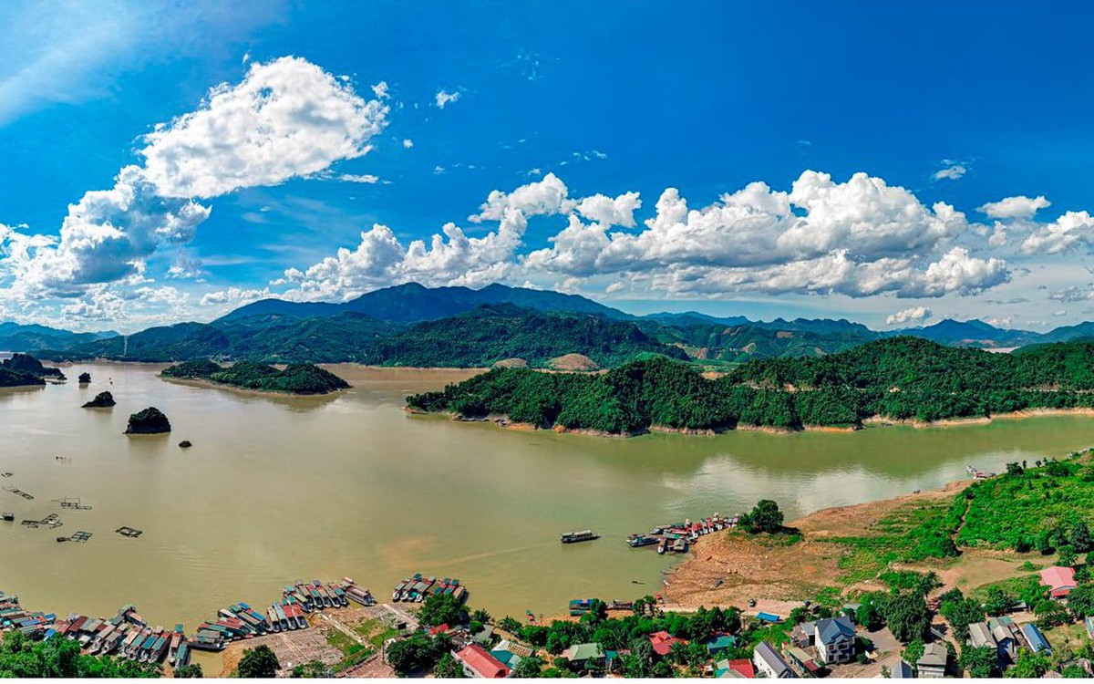 Hồ nước nhân tạo lớn nhất Việt Nam dài lên đến 230 km, có công trình lớn nhất Đông Nam Á thế kỷ 20...được quy hoạch khu du lịch 52.200ha, được ông lớn SunGroup "để mắt" đến