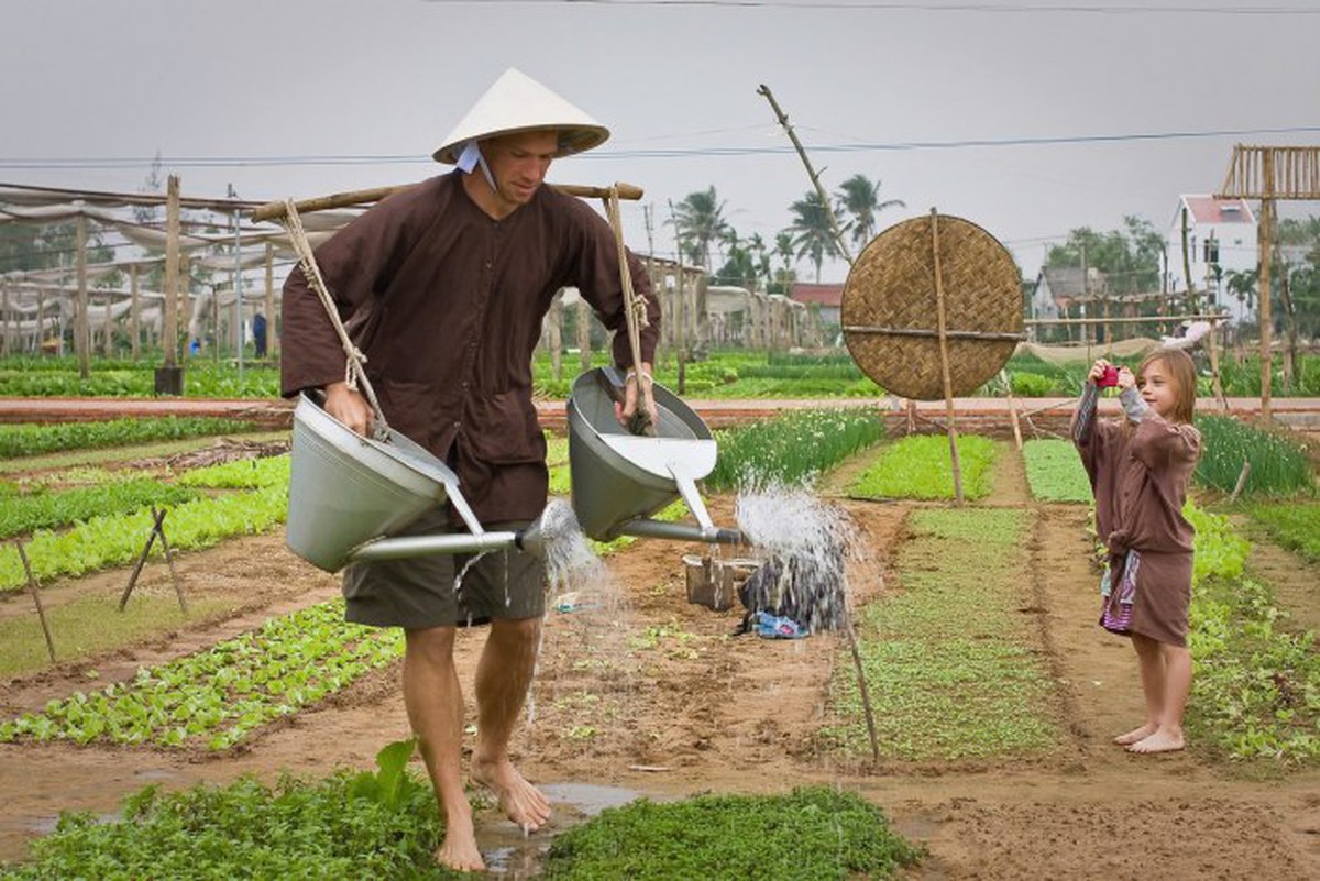 Việt Nam có ngôi làng khách Tây xếp hàng để được làm nông dân, bí quyết rau ngon nằm ở một loại "phân bón" lạ