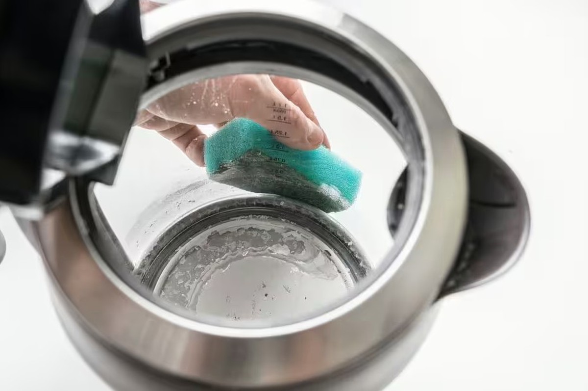 Ấm siêu tốc bẩn đến mấy cũng sạch bong nhờ 2 nguyên liệu rẻ tiền ai cũng có