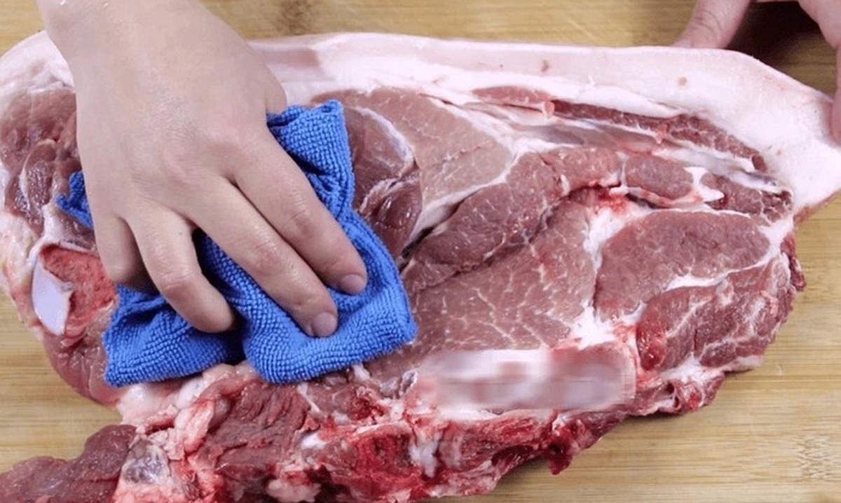Vì sao người bán thường dùng giẻ lau phủ lên thịt lợn?